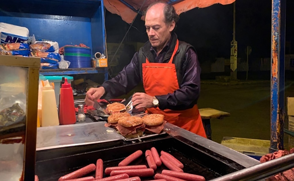 Vende hamburguesas en puente donde colgaron a 9; "no le temo casi a nada", dice