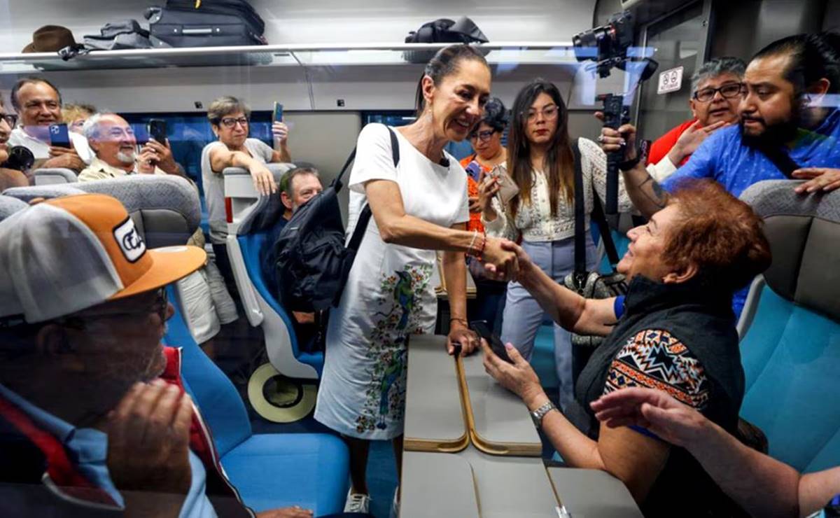 Sheinbaum se sube al Tren Maya y asegura que va a consolidar el proyecto ferroviario