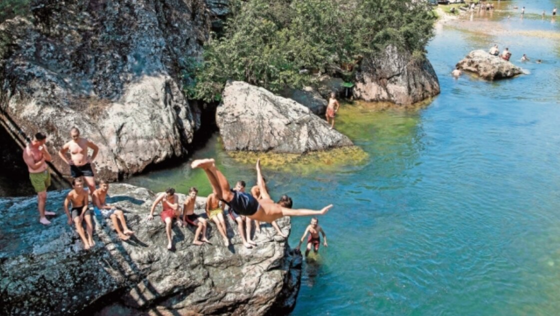 Jóvenes nadan en el río Treska, cerca de Skopje, Macedonia. Ciudades europeas tuvieron temperaturas superiores a los 40 °C y se espera que el termómetro siga subiendo. Foto: ROBERT ATANASOVSKI. AFP