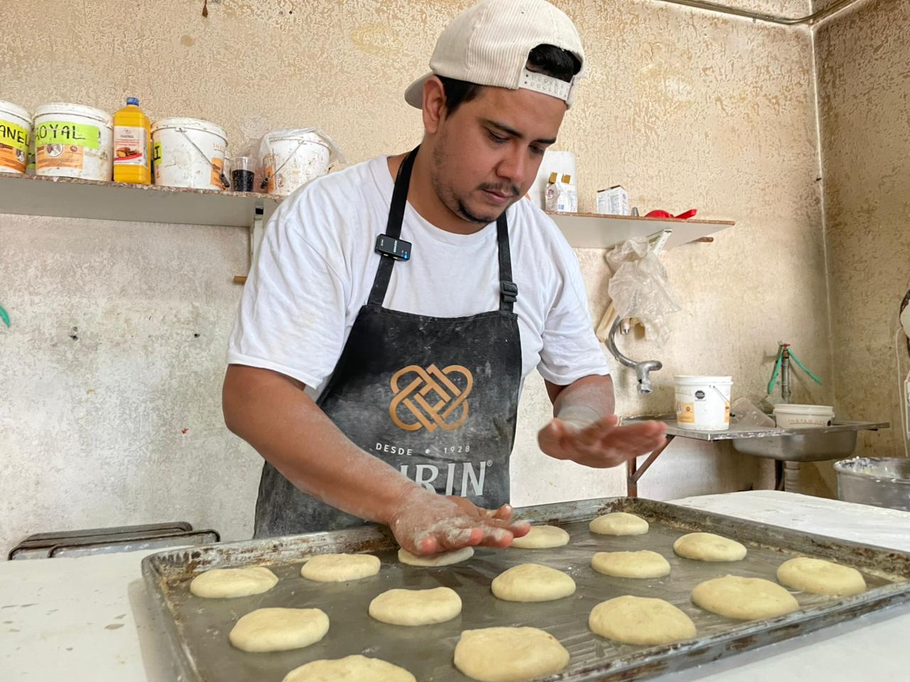 Entre hornos y madrugadas, Jorge Esquivel preserva la esencia del pan de muerto en San Luis Potosí