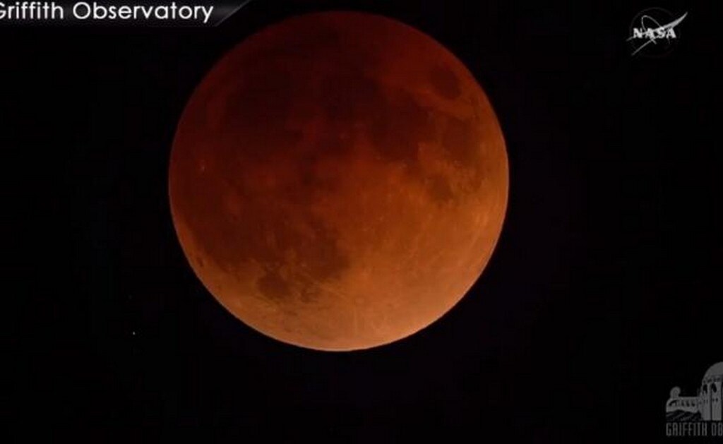 Luna de "sangre" se hace visible de manera parcial en México
