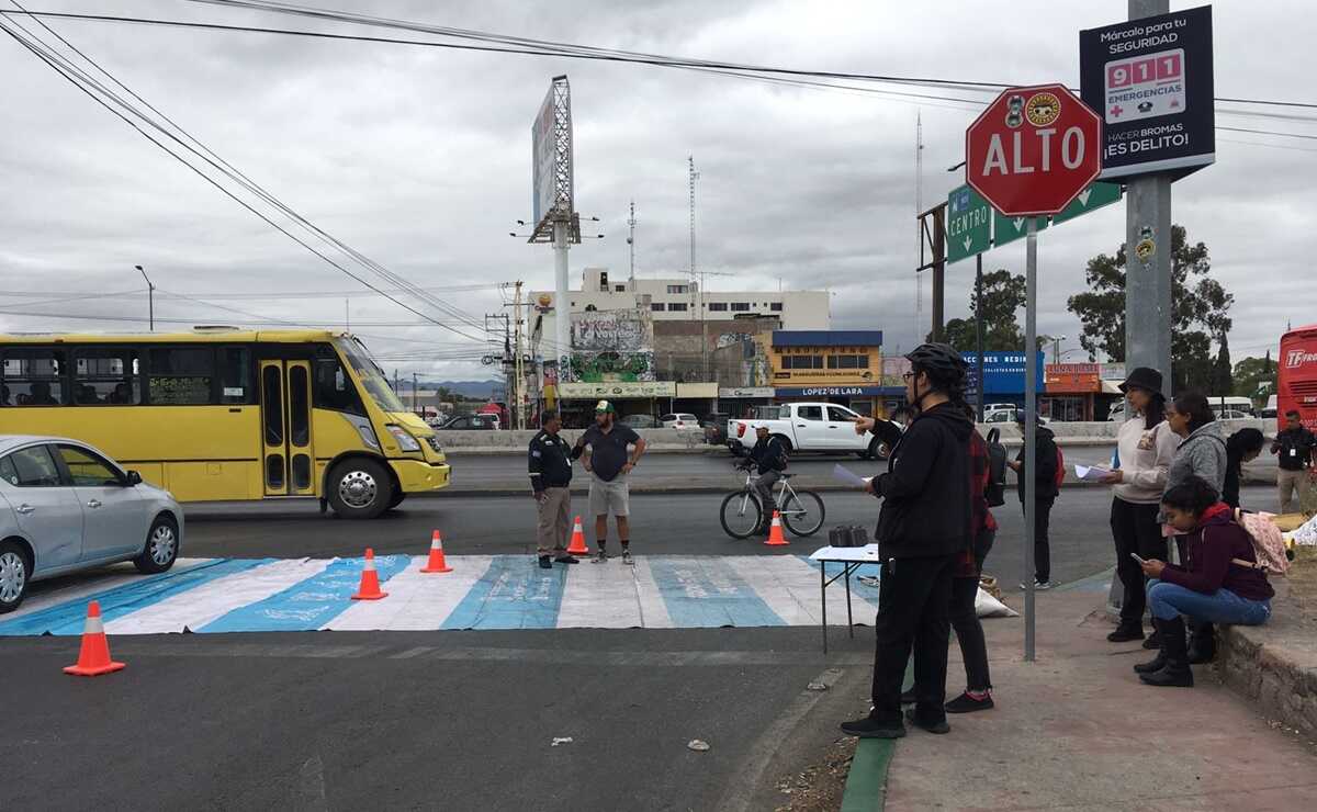 Cruces peatonales largos y vueltas continuas representan riesgo para peatones: Derechos Urbanos