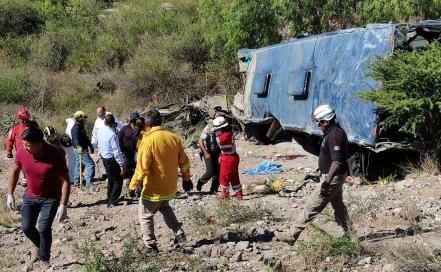 Mueren seis migrantes en volcadura de autobús en Mexquitic de Carmona