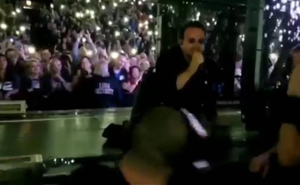 Bono sufre caída y canta desde el suelo