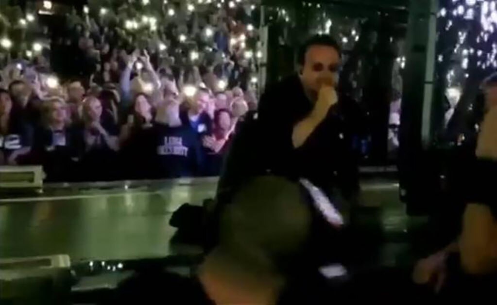 Bono siguió cantando a pesar de sufrir caída. FOTO: Especial