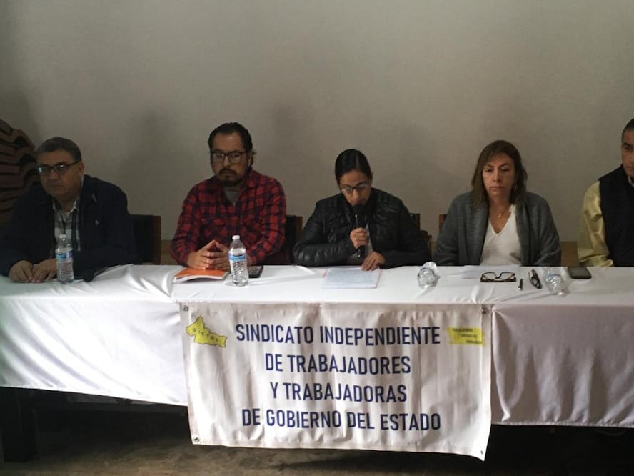 Denuncian trabajadores del gobierno de SLP cerco policial que evitó que acercaran a dialogar. Foto: Samuel Estrada