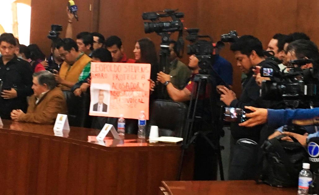 Ignoran diputados a manifestante