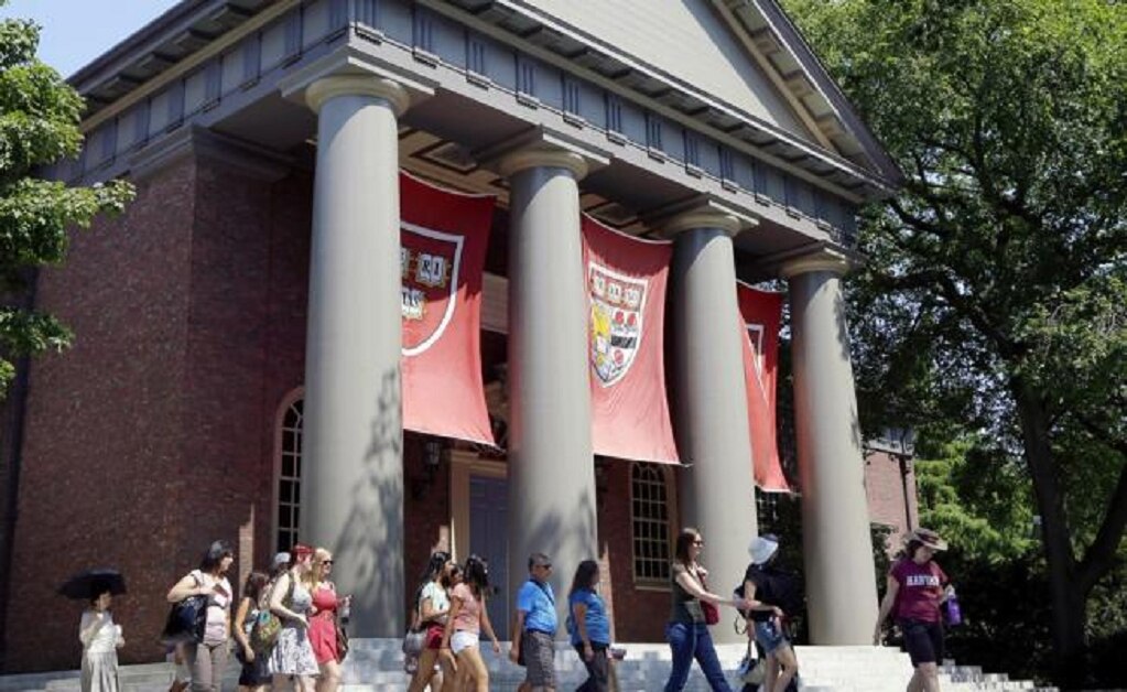  ​Gobierno de Trump respalda demanda a Harvard por discriminar a estudiantes asiáticos