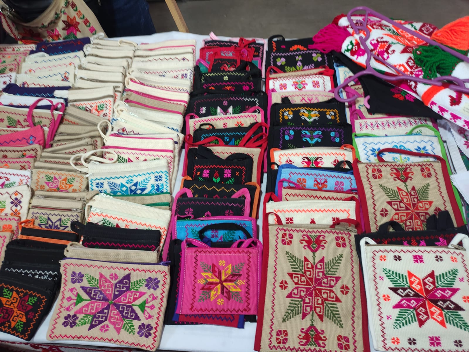 Los bordados teenek resguardan gran significado en sus siluetas y colores