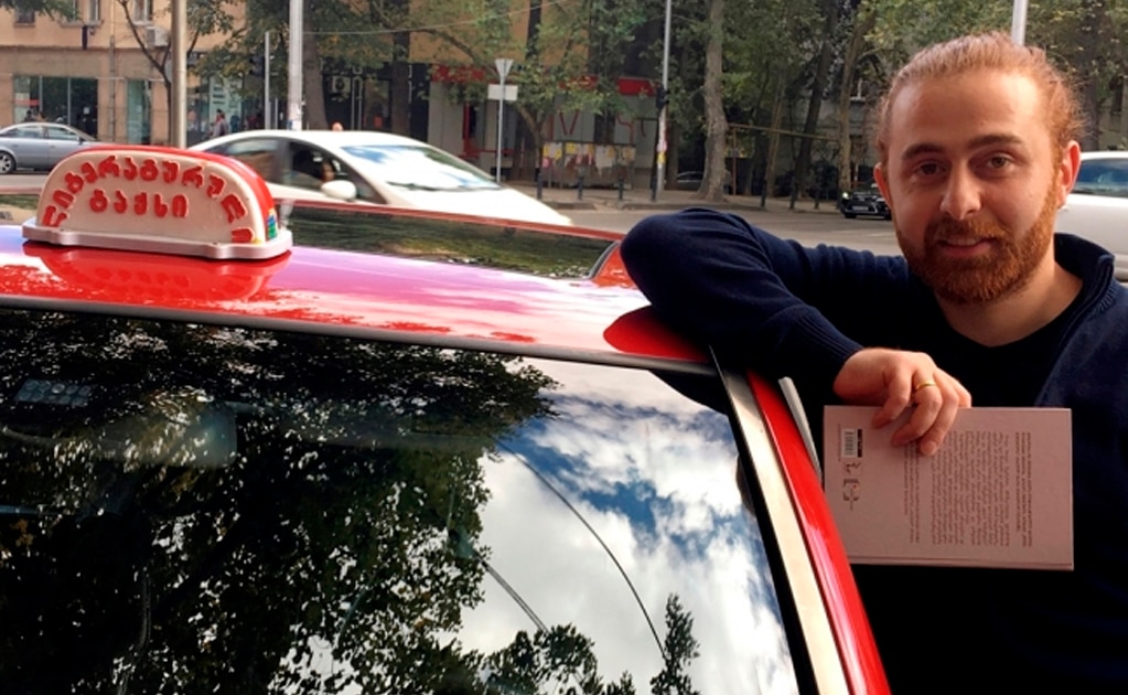 Taxista cobra viajes con conversaciones sobre literatura