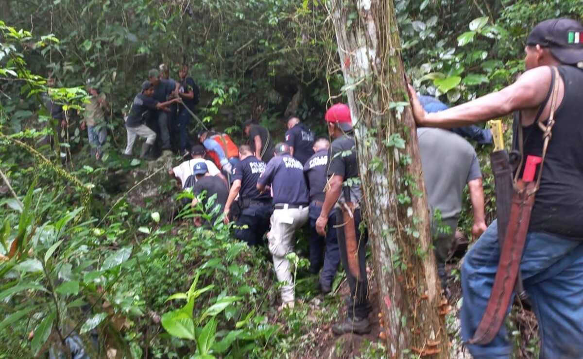 Rescatan los cuatro cuerpos que cayeron a una poza en la sierra de Matlapa, SLP
