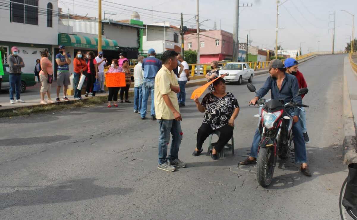 Vecinos bloquean avenida México para exigir el restablecimiento de abasto de agua potable en diversas colonias. Foto: Xochiquetzal Rangel