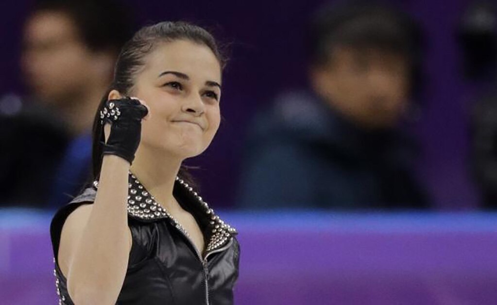 Patinadora sobre hielo baila temas de AC/DC