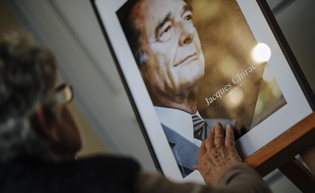 Previo a actos oficiales, franceses homenajean al expresidente Jacques Chirac 