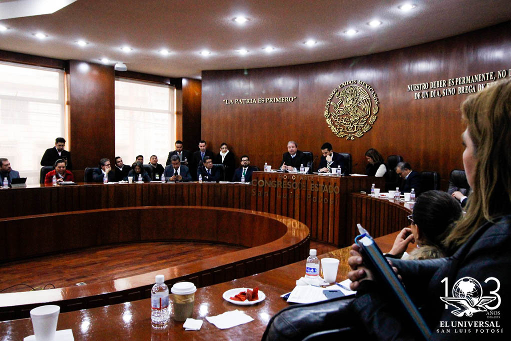 Falla protocolo en comparecencia del Fiscal ante legisladores 