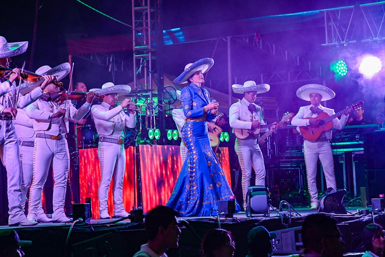 VIDEO. Ana Bárbara regresa a SLP y rompe en llanto al cantar junto a sus hermanos