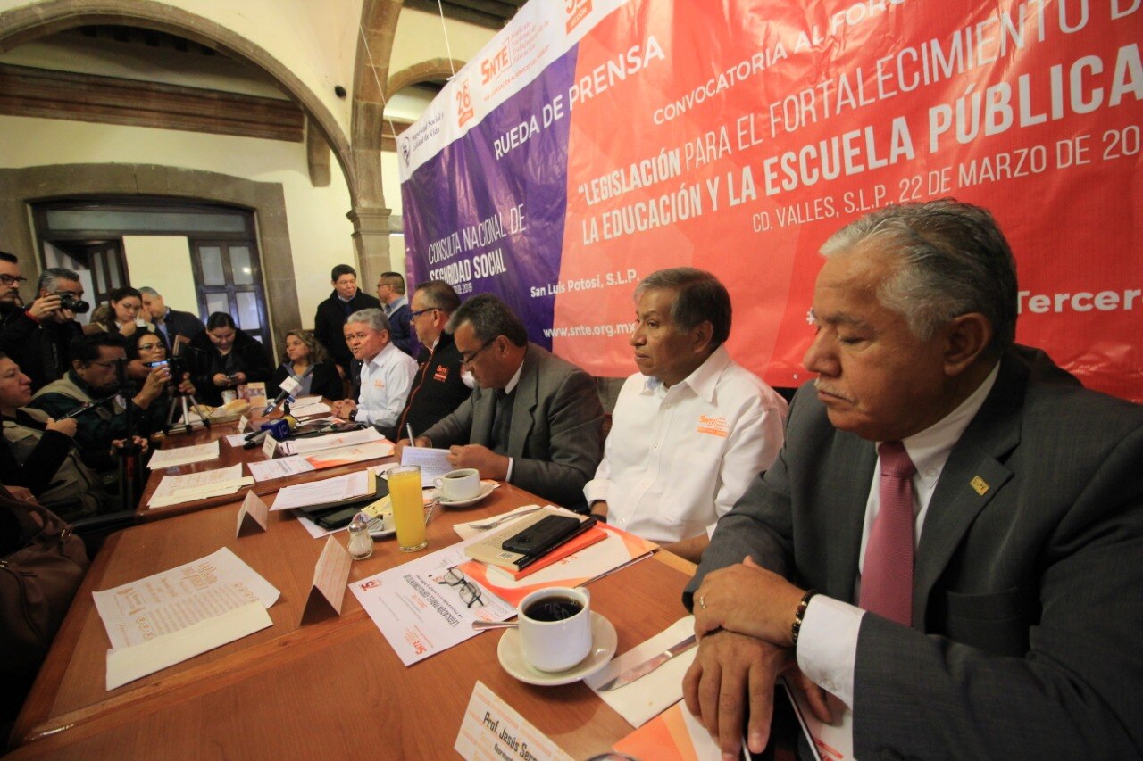 Pedirán maestros más beneficios a AMLO