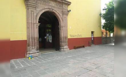 Grafitean inmuebles en Centro Histórico