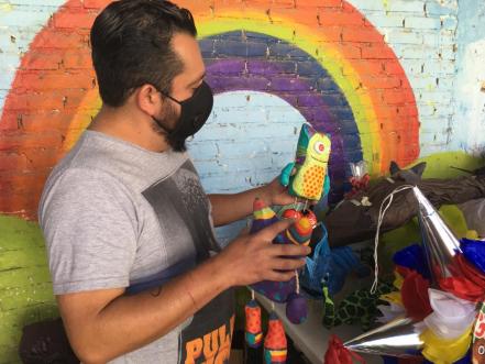 Con juguetes de cartón artesanal, niños y niñas disfrutaron el día de Reyes en SLP