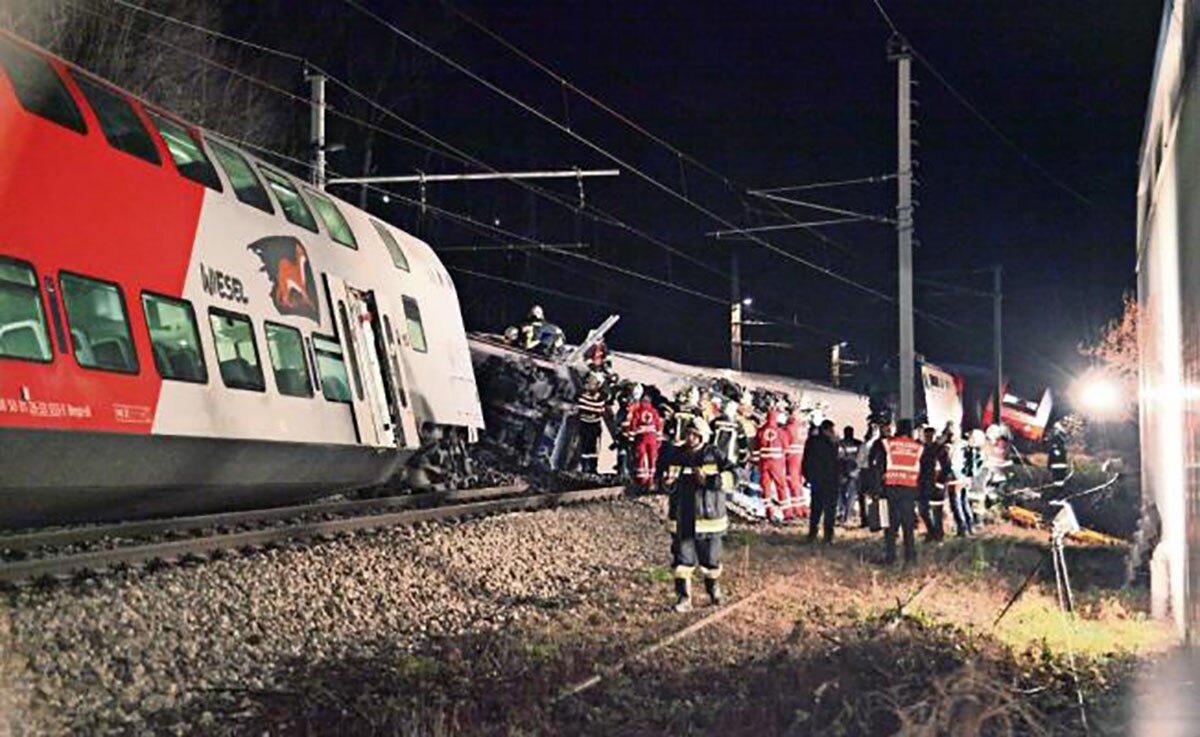 Miembros de los servicios de emergencias estuvieron trabajando ayer en rl lugar donde dos trenes de pasajeros chocaron en la localidad de Kritzendorf, cerca de Viena. (AFP)