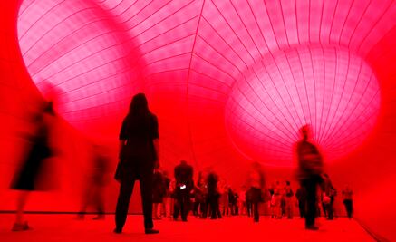 Hombre cae en pieza de Anish Kapoor en el Museo Oporto