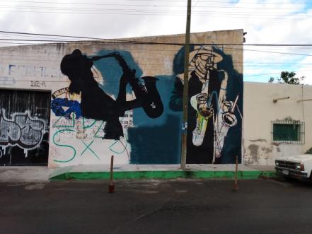 Pintor explica significado del mural hecho en homenaje a “Sax” en Soledad, SLP