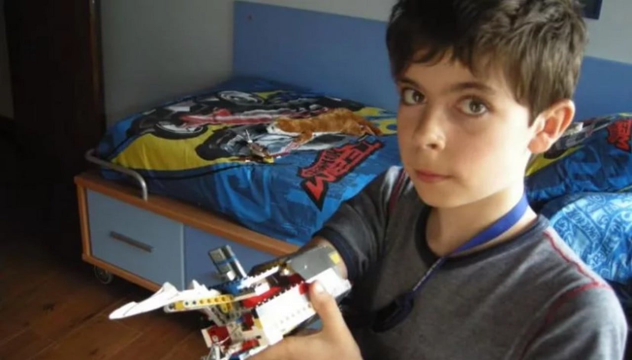  Niño crea una prótesis para su brazo con piezas de Lego