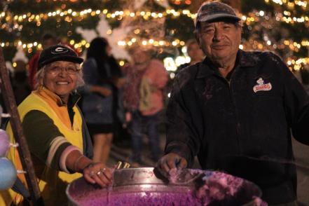 Matrimonio potosino endulza fin de año con su famoso algodón de azúcar; llevan 50 años en el negocio