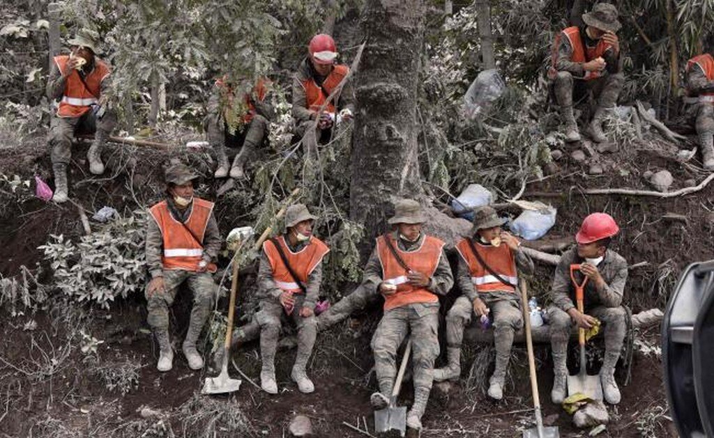 Autoridades de Guatemala suspendieron hoy temporalmente las labores de rescate de víctimas de la erupción del volcán Fuego (Foto: AFP)