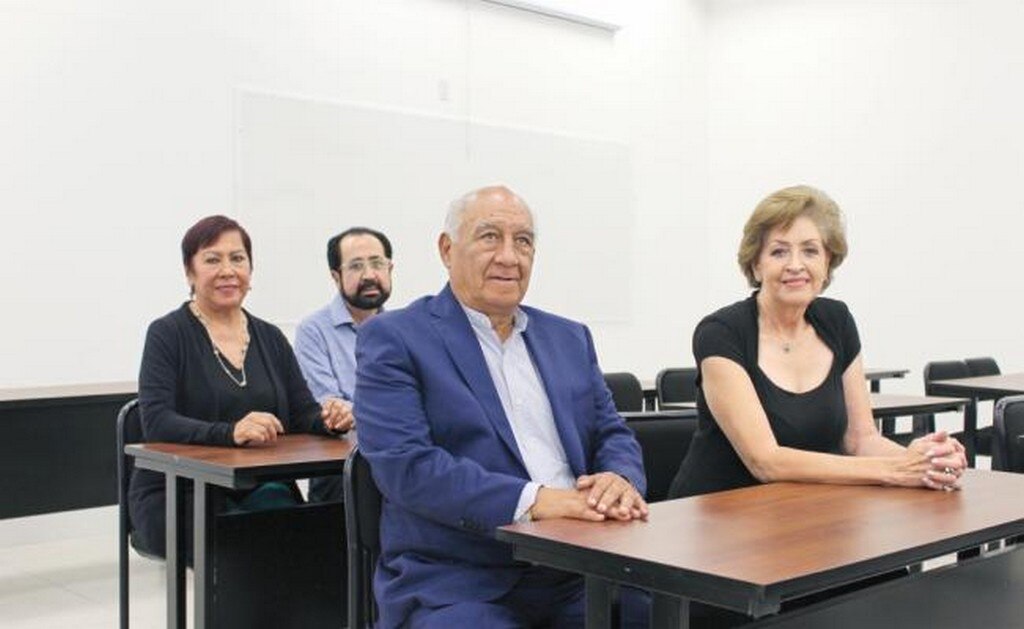 María de Lourdes Aguilar (derecha), de 70 años, forma parte de un grupo de adultos mayores que puede asistir a conferencias, talleres, diplomados, y licenciaturas especializadas en la Benemérita Universidad Autónoma de Puebla. (Alicia Pereda/El Universal