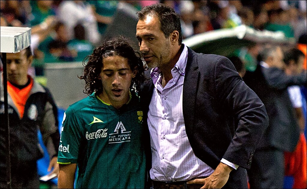 Matías Britos y Gustavo Matosas en un duelo con La Fiera. FOTO: IMAGO7