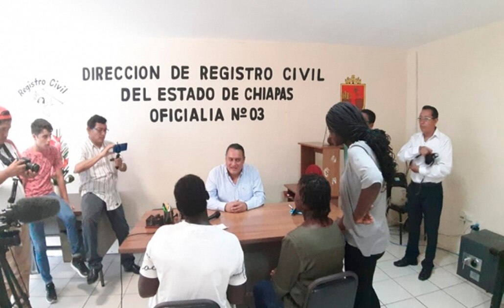 Migrante africana registra a su hijo como “Andrés Manuel López Obrador”