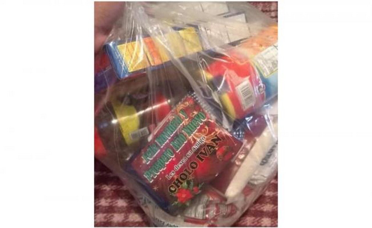 Reparten despensas a nombre del Cholo Iván. Fotografía: Especial