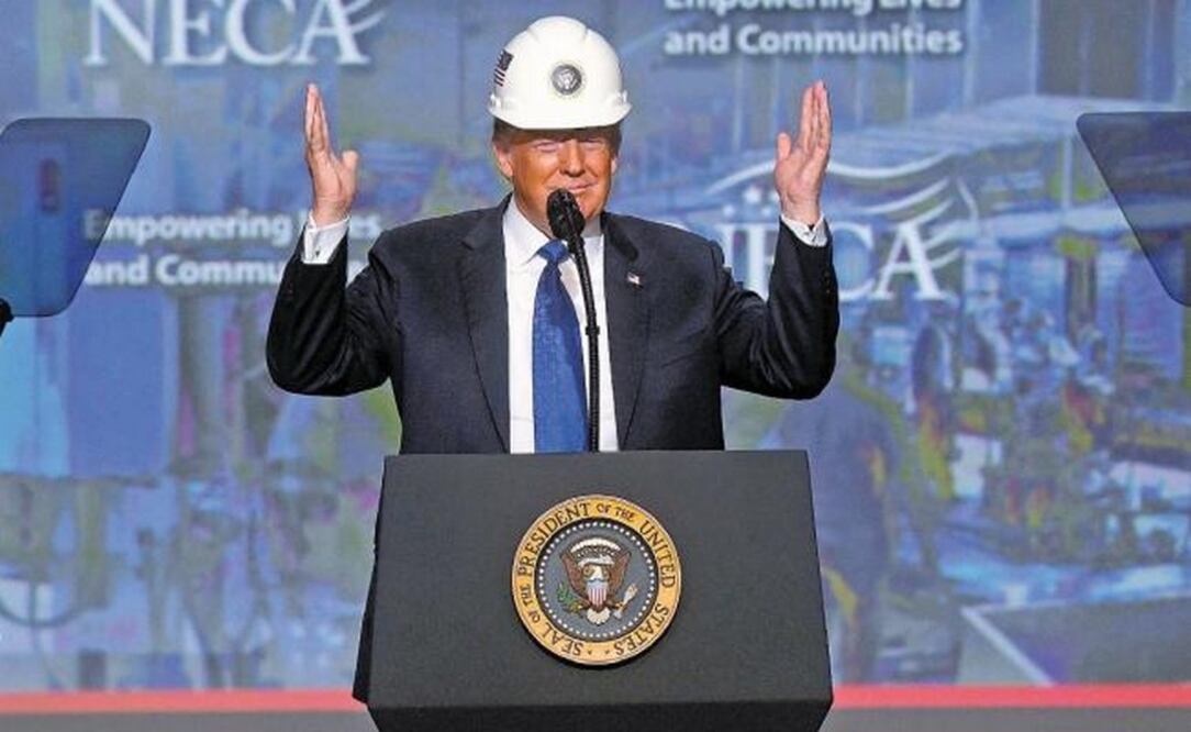 El presidente Donald Trump participó ayer en la Convención de Contratistas Eléctricos Nacionales, en Philadelphia. (AFP)