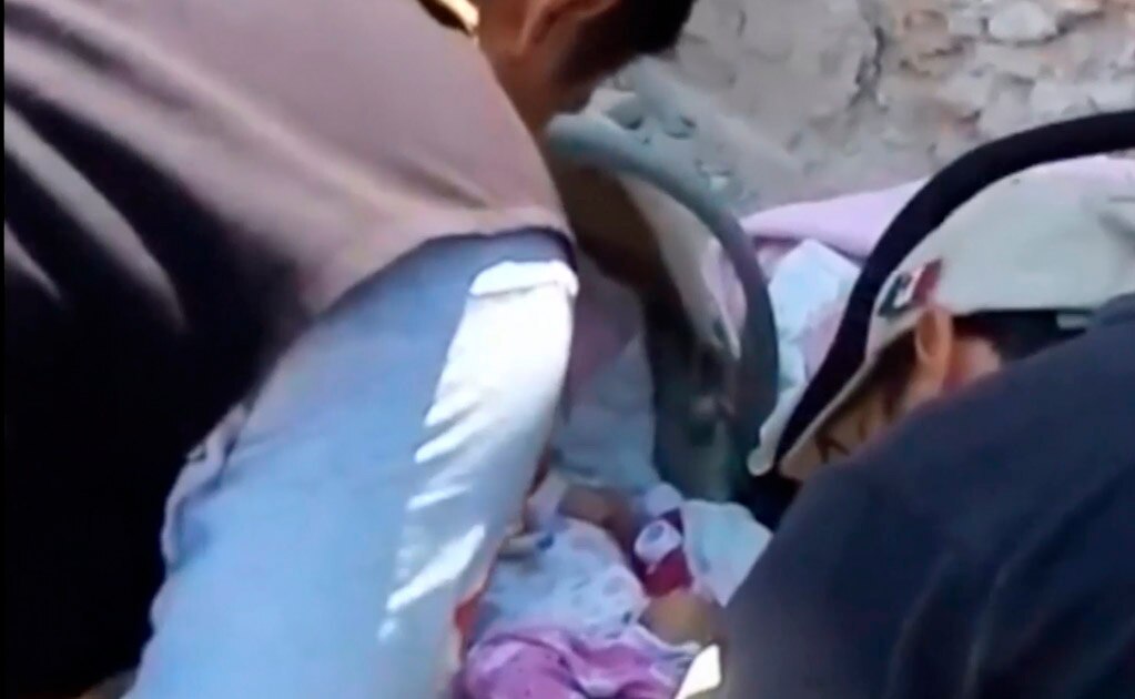 (VIDEO) Rescatan en Matehuala a dos bebés encerradas en camioneta