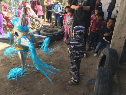 Con juguetes de cartón artesanal, niños y niñas disfrutaron el día de Reyes en SLP