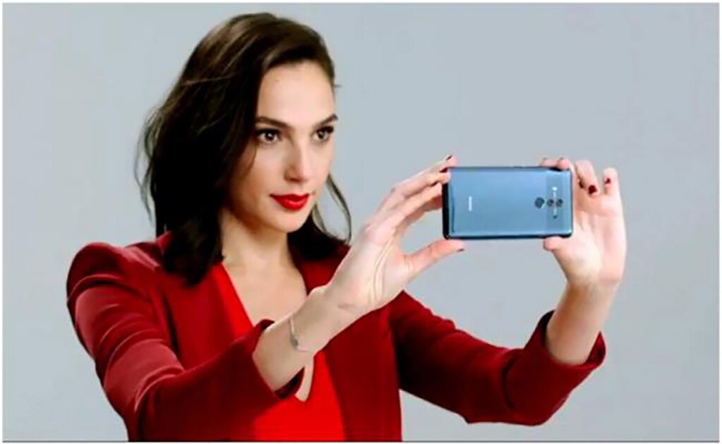 ¿Gal Gadot promociona un Mate 10 Pro usando un iPhone?