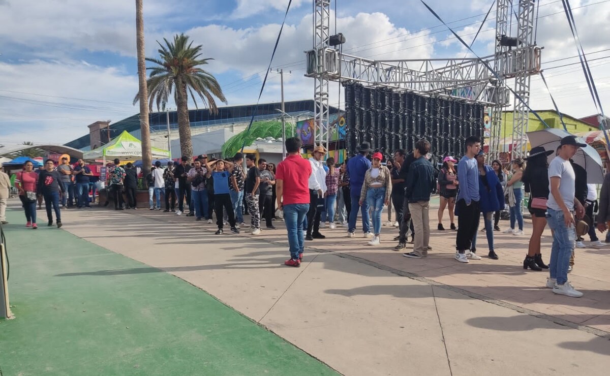 Christian Nodal atrae largas filas desde las 3 de la tarde en la Fenapo