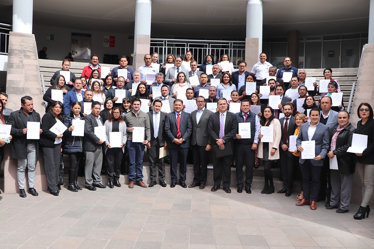 Entregan 80 certificados a funcionarios municipales