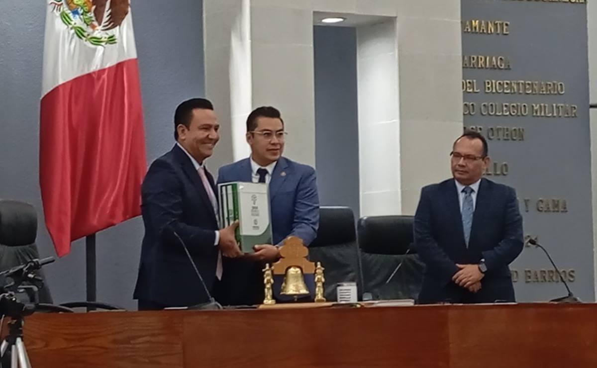 El secretario general entregó el documento al Poder Legislativo de San Luis Potosí. Foto: Samuel Estrada
