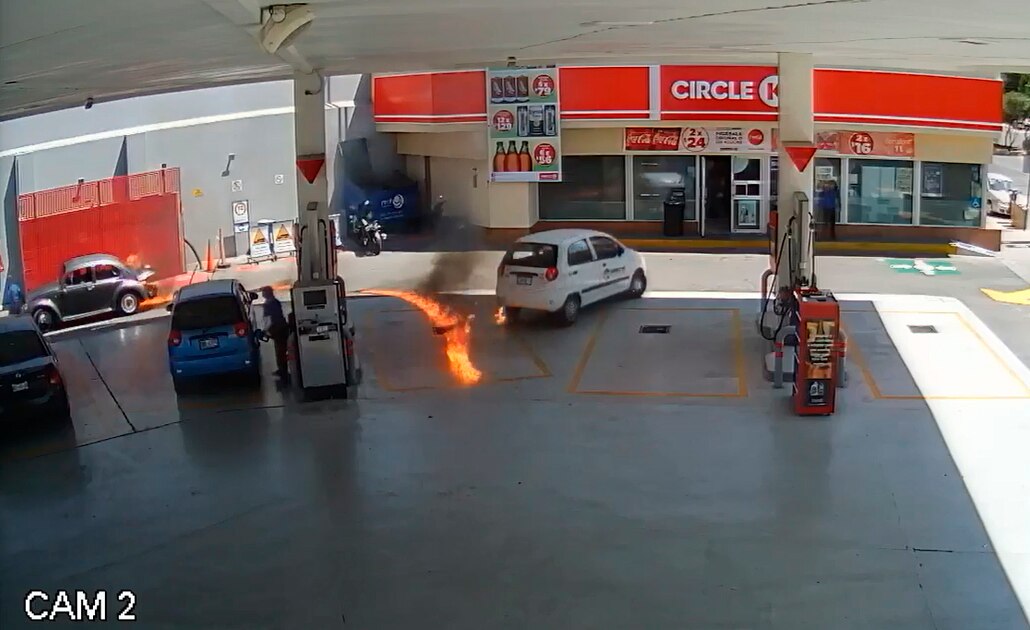 (VIDEO) Vocho se incendia en gasolinera