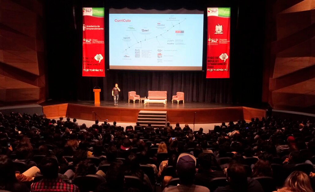 Fric Martínez imparte conferencia en foro de emprendedores