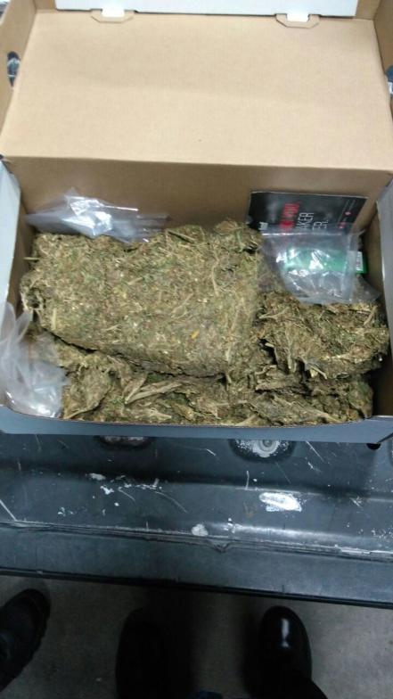 Detienen a tres, traían caja con marihuana
