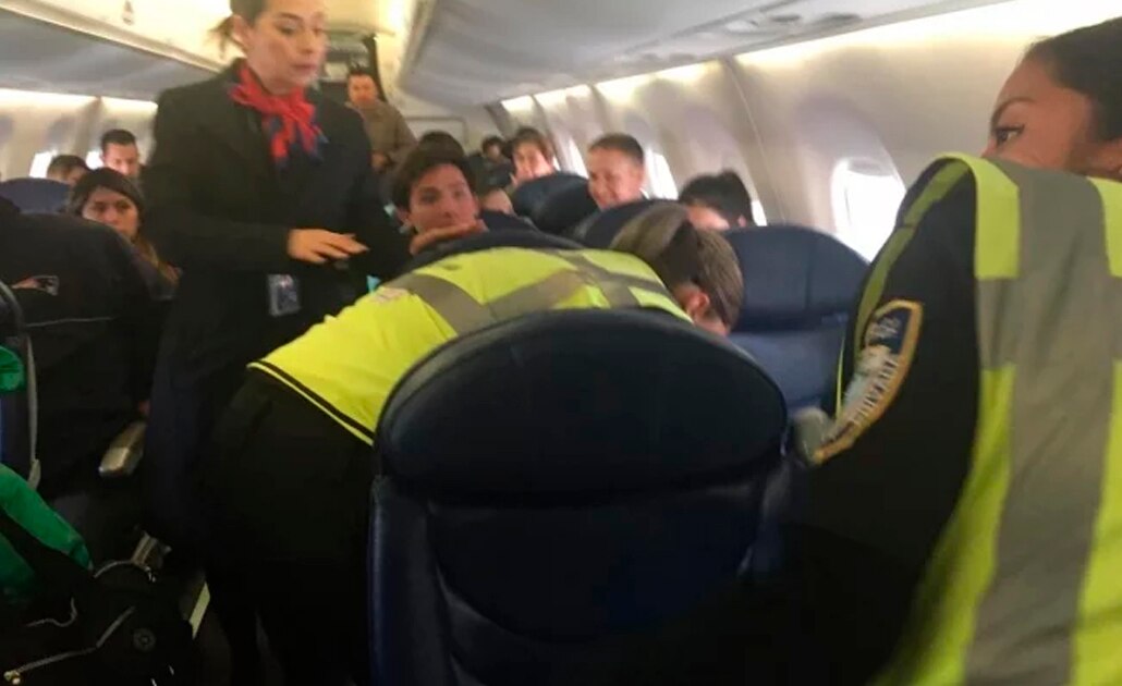 Por "seguridad", familia deja vuelo en el que viaja AMLO