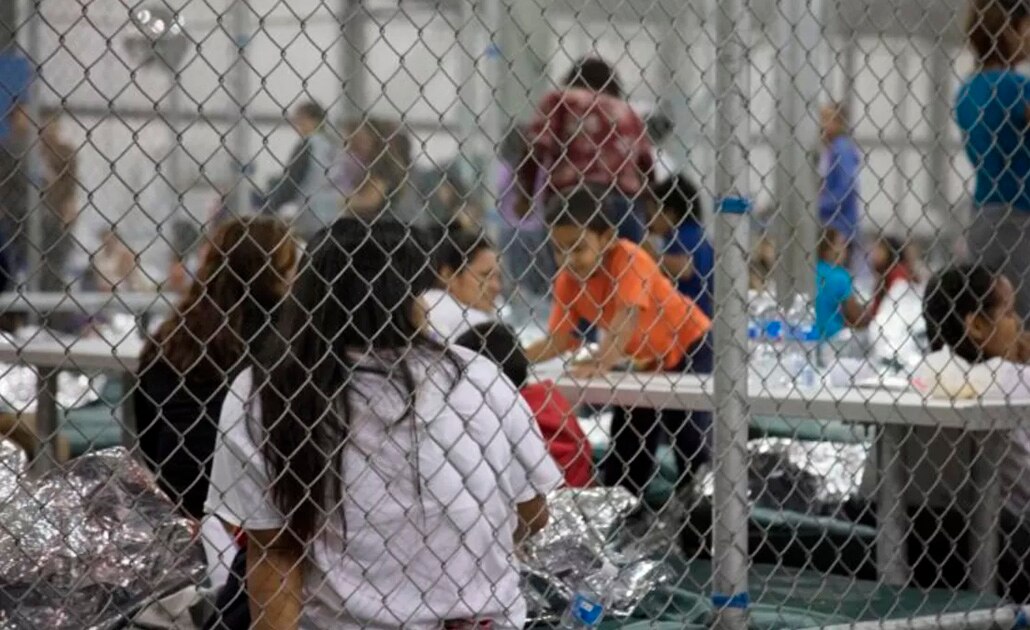 La enciclopedia en línea define a las instalaciones como producto de una crisis creada por altas esferas gubernamentales