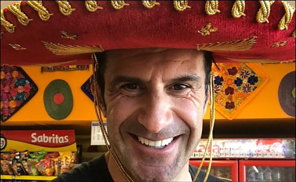 Twitter Luis Figo. El jugador portugués subió una foto con un sombrero de mariachi.