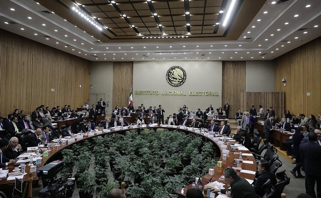 INE ordena a servidores de la nación suspendan promoción personalizada de AMLO