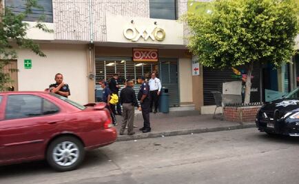 Roban con violencia Oxxo frente a Fiscalía 