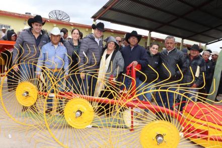 Productores agropecuarios reciben equipo agrícola y suplementos forrajeros