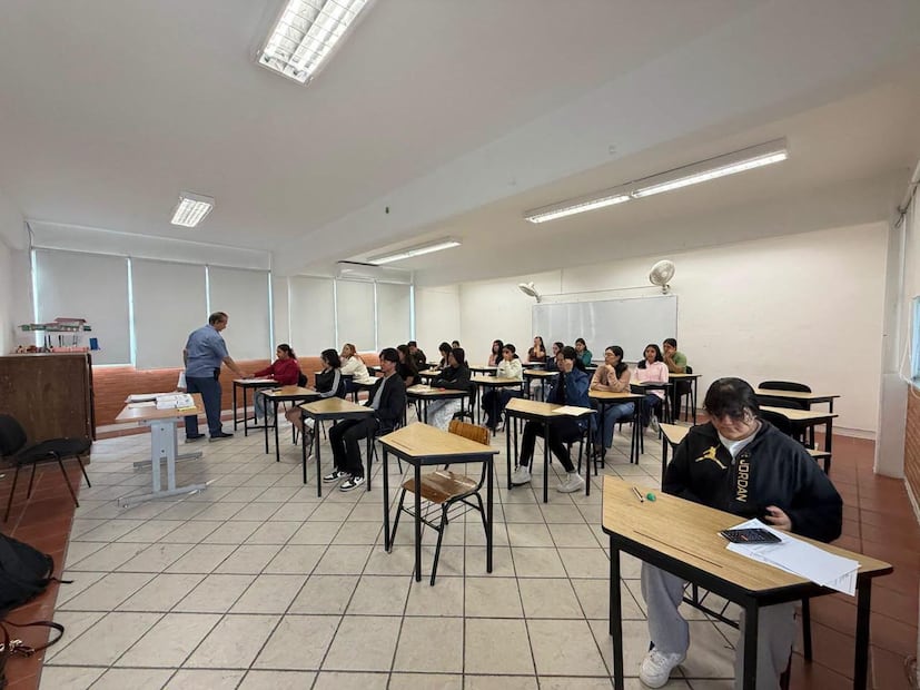 La titular de la SEGE insistió en que el objetivo debe ser que los nuevos docentes tengan la posibilidad de incorporarse al mercado laboral y convertir su preparación profesional en una oportunidad para permanecer dentro de las aulas. Foto: Especial.